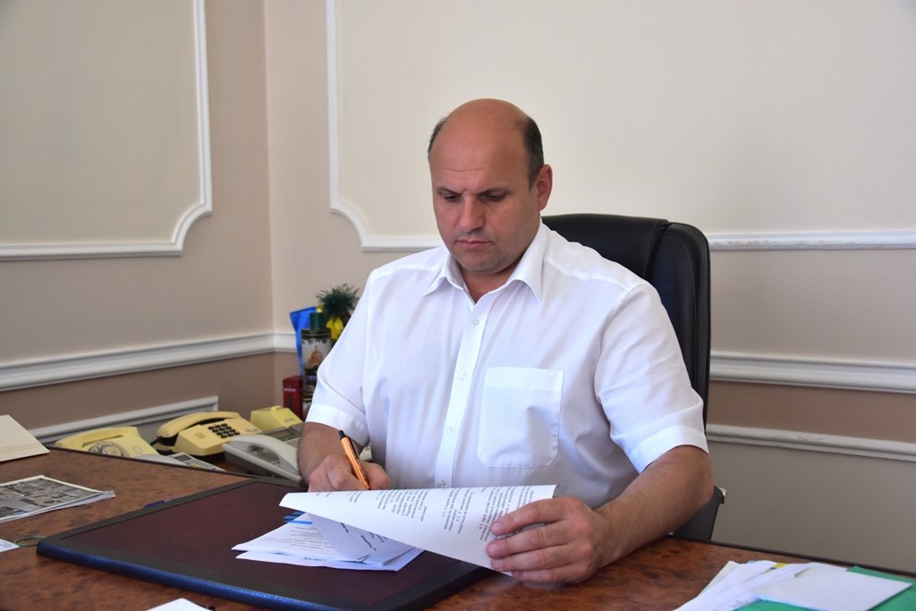 Іван Мунтян підписав договір про передачу 2 мільйонів гривень Сторожинецькій ОТГ, яка постраждала від негоди 