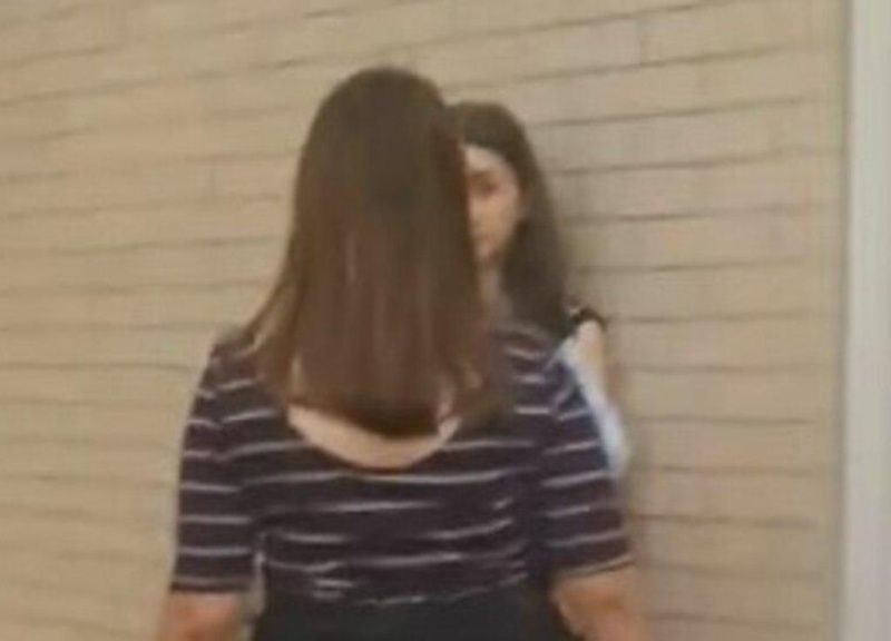 «На коліна, чула?»: у Чернівцях підлітки влаштували цькування школярки – відео