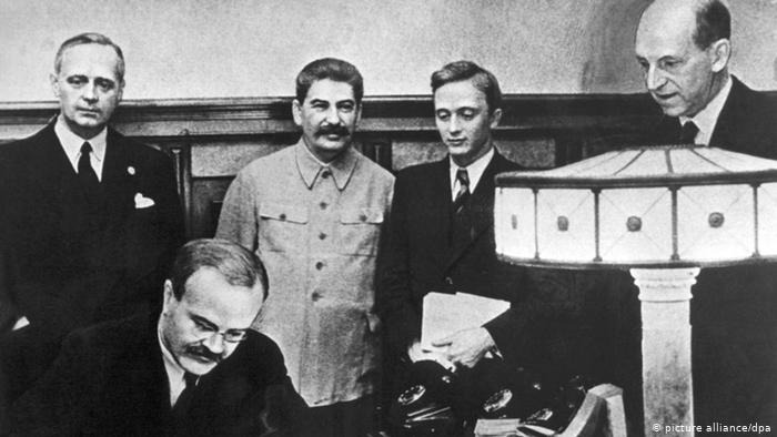 Сьогодні 80 років Пакту Молотова-Ріббентропа: 'медовий місяць' двох диктаторів