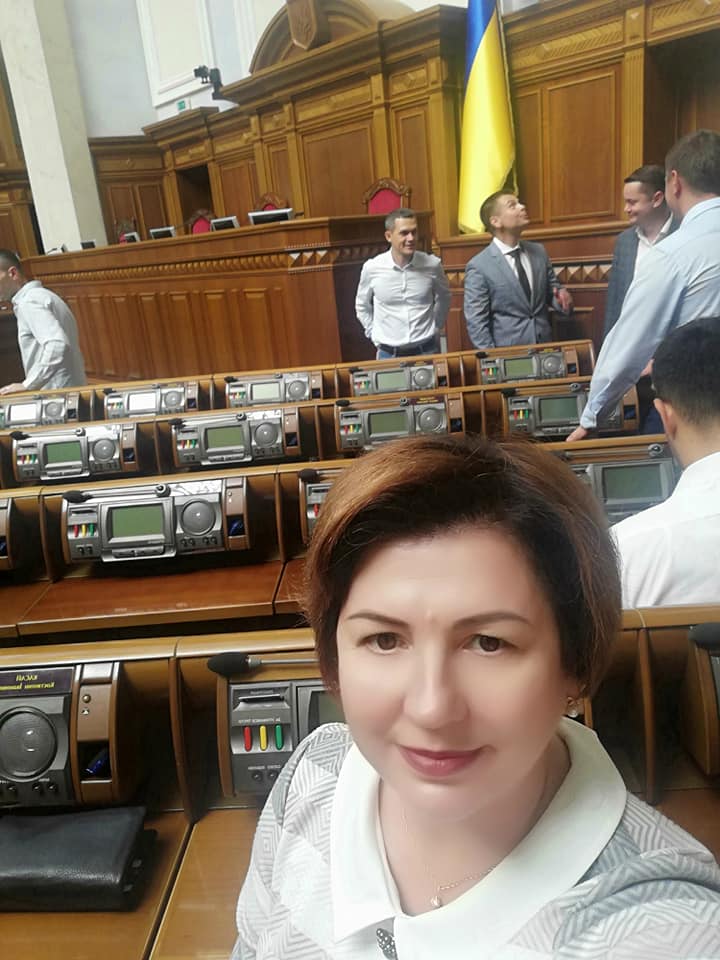Олена Лис ознайомилася зі своїм робочим місцем у Верховній Раді України 