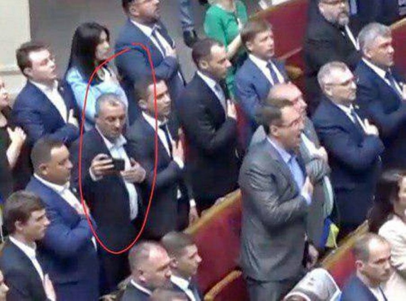 'Слуга народу' Георгій Мазурашу під час виконання гімну на засіданні Верховної Ради робив селфі (ОНОВЛЕНО)