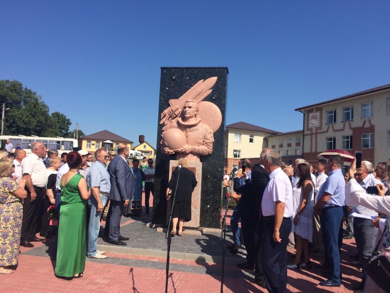 Кучма не приїхав: на відкриття пам'ятника Каденюку прийшли колишні народні депутати Олег Ляшко та Максим Бурбак