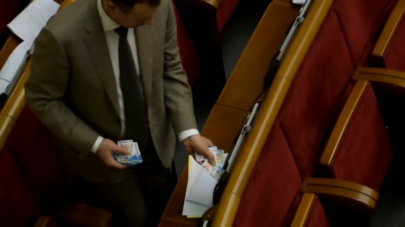 Нардеп Папієв вже попався на маніпуляціях з картками для голосування 