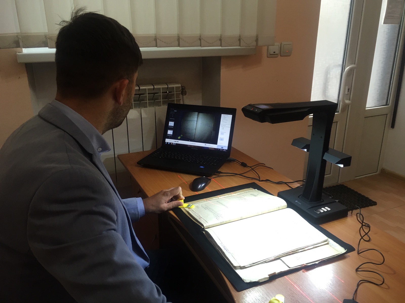 В Управлінні СБУ в Чернівецькій області з’явився безконтактний сканер для оцифрування архівних справ