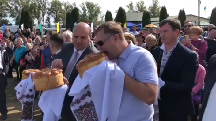 Другановський відкусив шматок святкового короваю і поділився хлібом з сусідом
