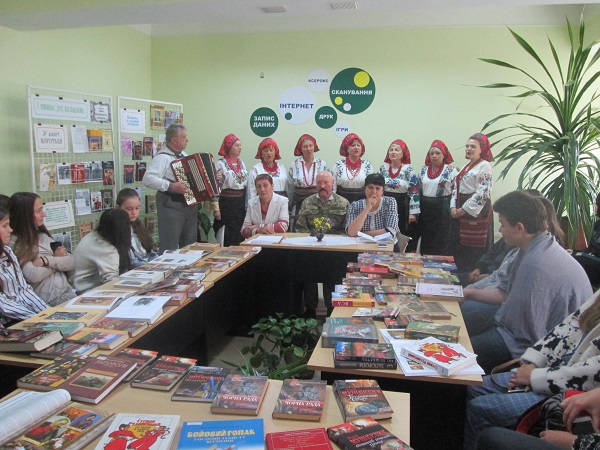 У Чернівцях школярам розповіли про свято Покрови і заспівали козацьких пісень
