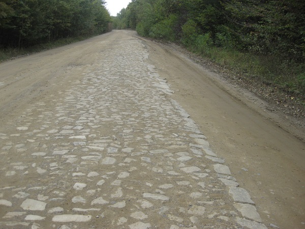 Цією мощеною каменем дорогою полоненими однієї з воюючих сторін того далекого 1916-го року на Буковині без проблем користуються й посьогодні