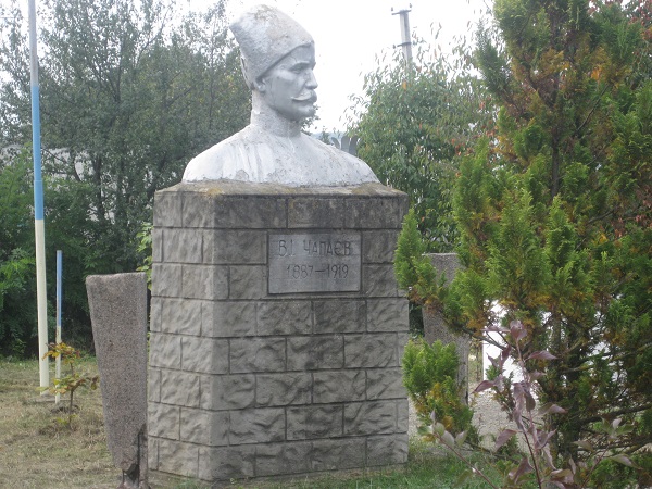 Пам’ятник Чапаєву в Колінківцях заховали за школу