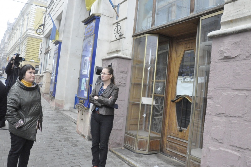 Орендаря «Української книги», який уникає повідомлень про перевірку приміщення, шукатиме поліція