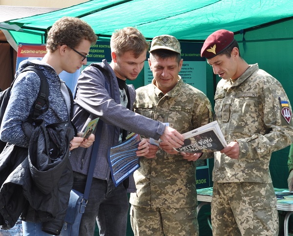 Понад пів тисячі буковинців уклали контракт на службу в українському війську 