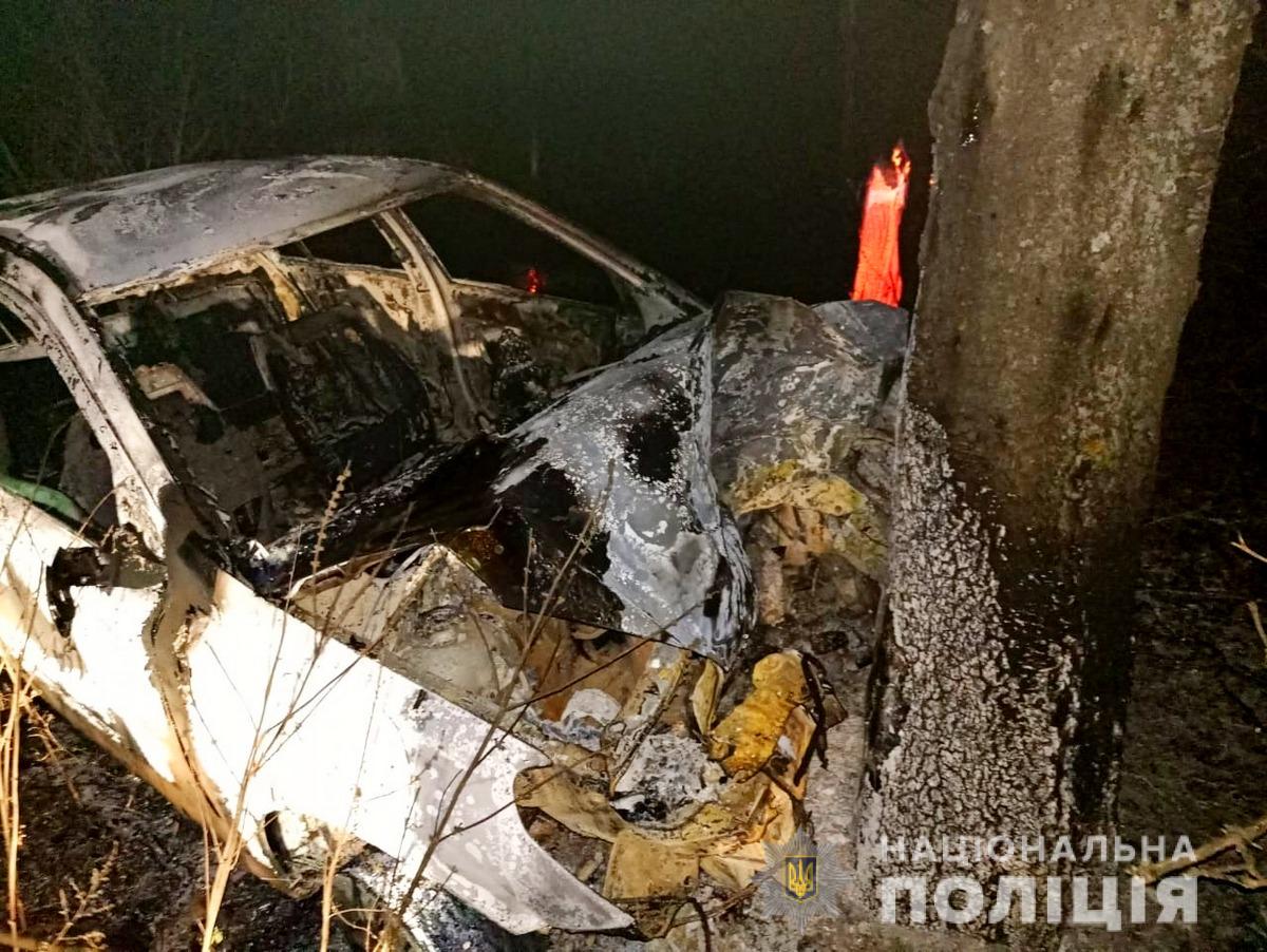 Поліція встановлює особу водія, який згорів в машині у Вашківцях
