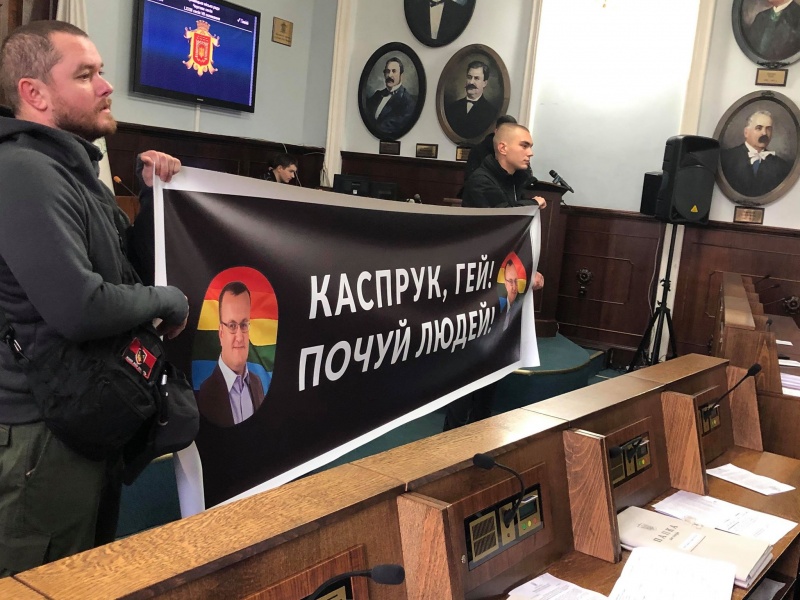 'Каспрук, гей!' VS 'нікчемні' депутати: ЛГБТ-пристрасті у Чернівцях