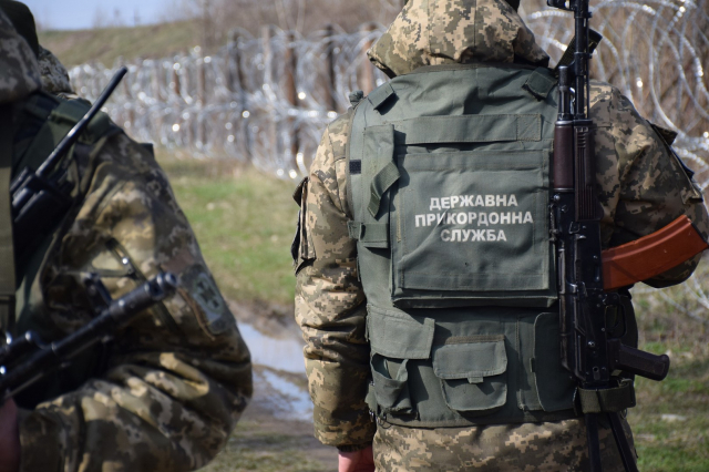 Три вогнепальні: у Чернівецькій області прикордонники застосували зброю. Дейнеко їде туди