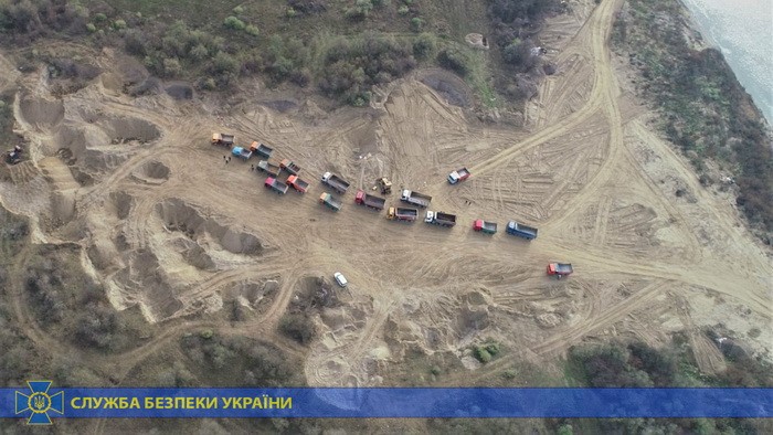 Щодоби до 60 вантажівок піску та гравію: у Новоселицькому районі накрали корисних копалин майже на 90 мільйонів гривень
