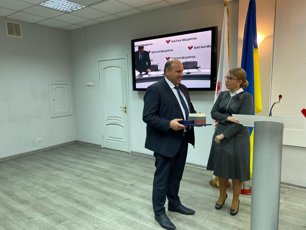 Тимошенко відзначила Івана Мунтяна за сумлінну працю і з нагоди 20-ліття 'Батьківщини'