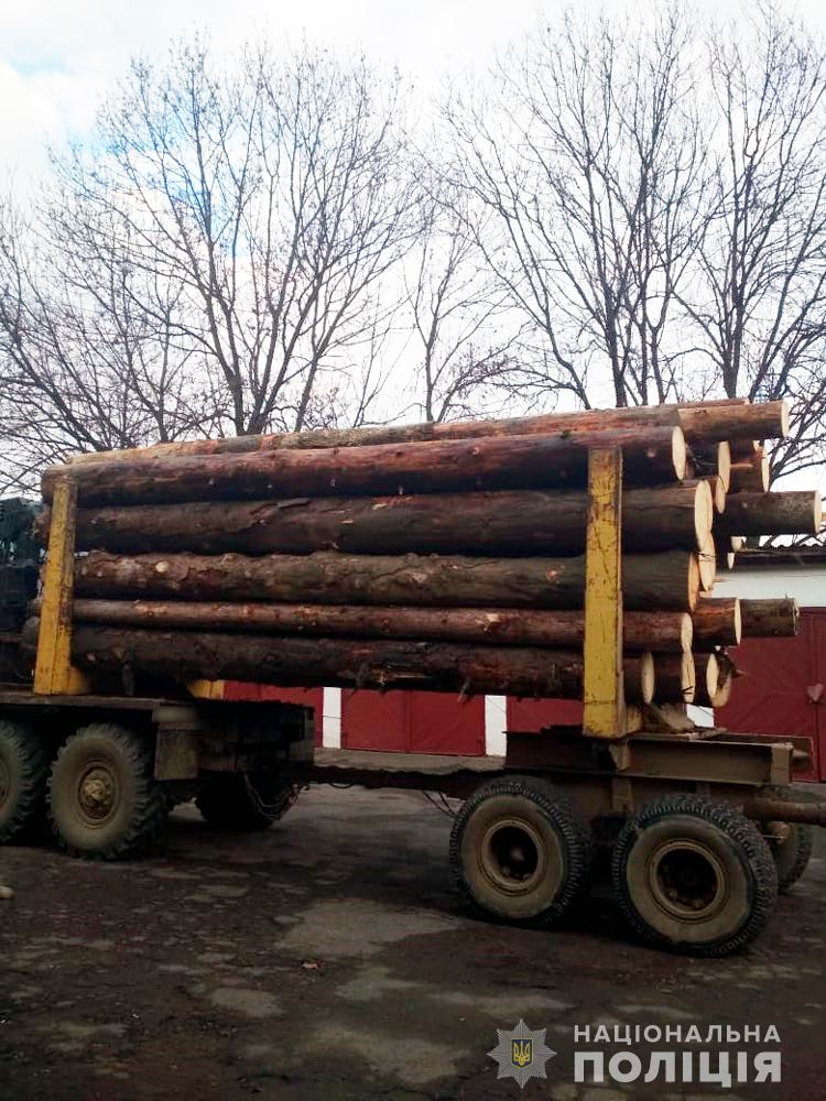'Урал' з краденим лісом зупинили в Черешеньці