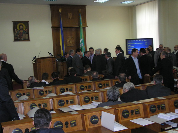 Депутати провладної більшості облради спровокували штовханину на сесії