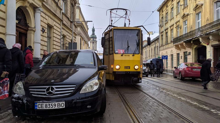 У Львові пасажири перенесли Mercedes жінки з Чернівців, яка заблокувала рух трамваїв (ФОТО, ВІДЕО)