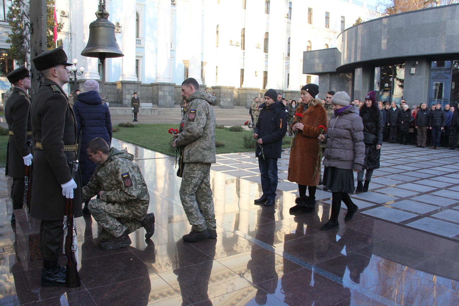 «Повік не забудемо подвиг Героїв, які віддали життя за Україну!» У Міноборони вшанували загиблих воїнів