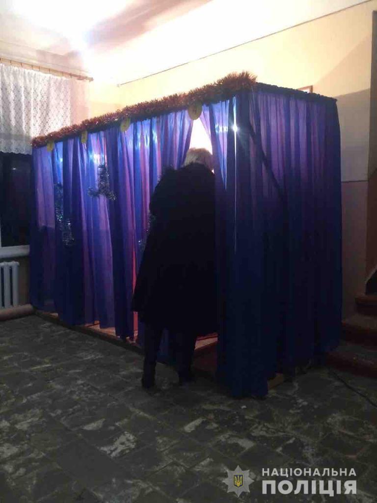 На Буковині поліція викрила ймовірне порушення таємниці голосування
