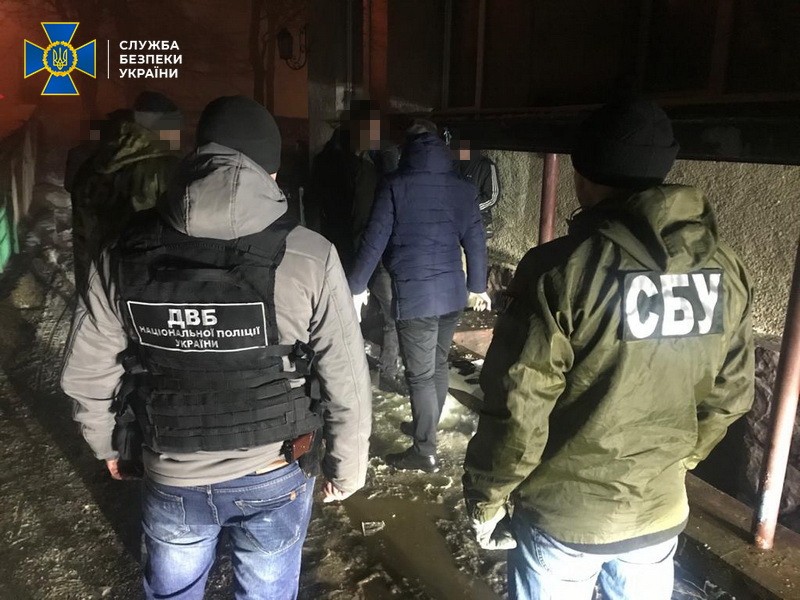  На Буковині затримали слідчого поліції, який продавав наркотики і психотропи