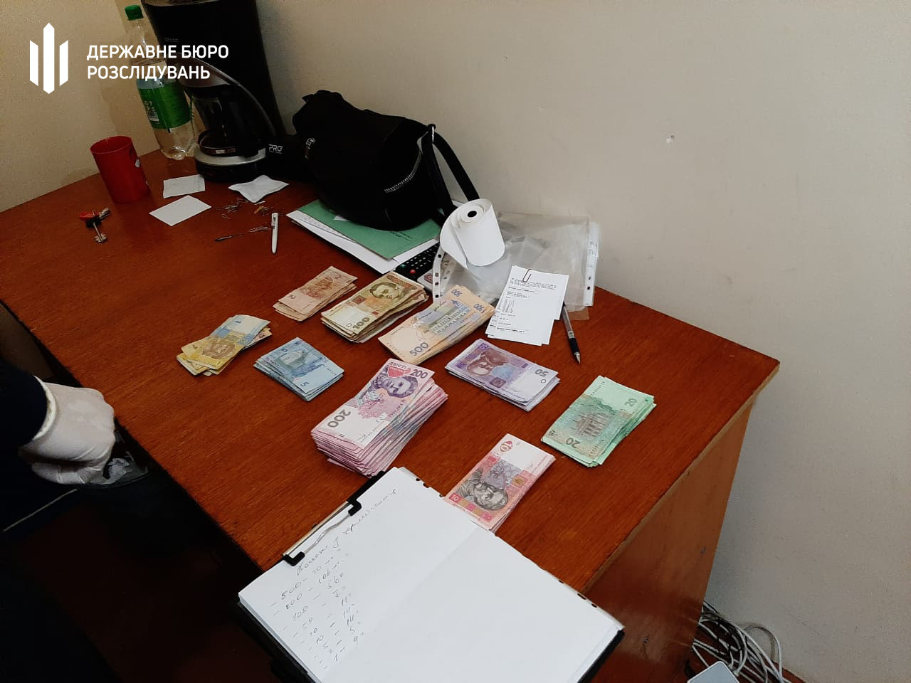 Хабарі за отримання закордонних біометричних паспортів та ID-карток – на Буковині ДБР провело 7 обшуків у працівників міграційної служби 