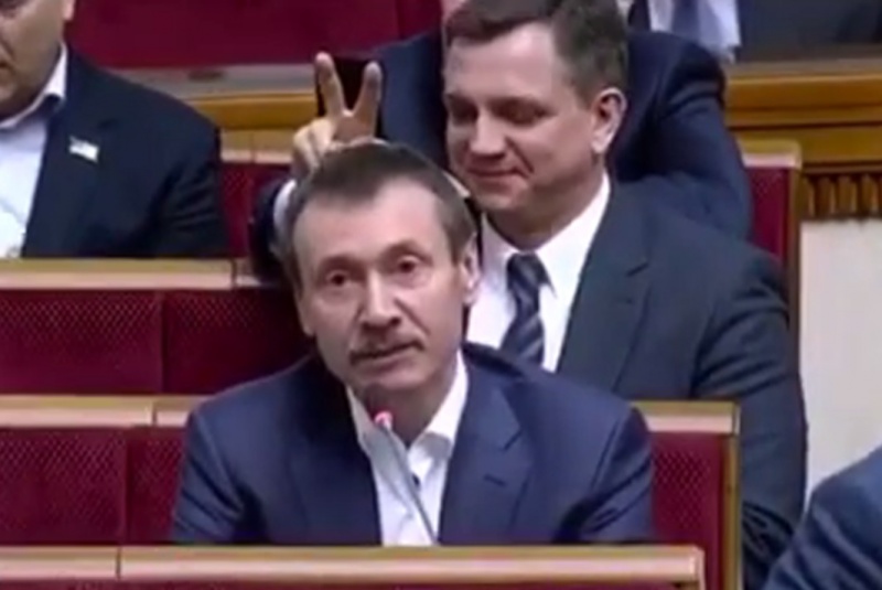Папієву «поклали» ріжки у парламенті – відео