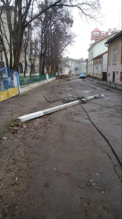Три населені пункти і дві котельні у Чернівцях без електропостачання внаслідок буревію