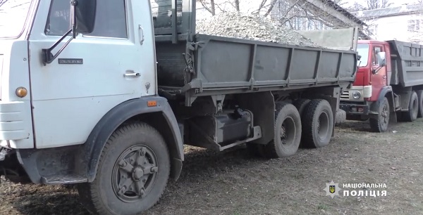На Буковині  вилучили чотири вантажівки, якими крали пісок та гравій з русла Сирету в межах сіл Теребляче та Стерче