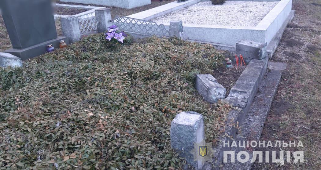 Знайшли буковинця, який здав на металобрухт огорожі з одинадцяти могил на сільському кладовищі 