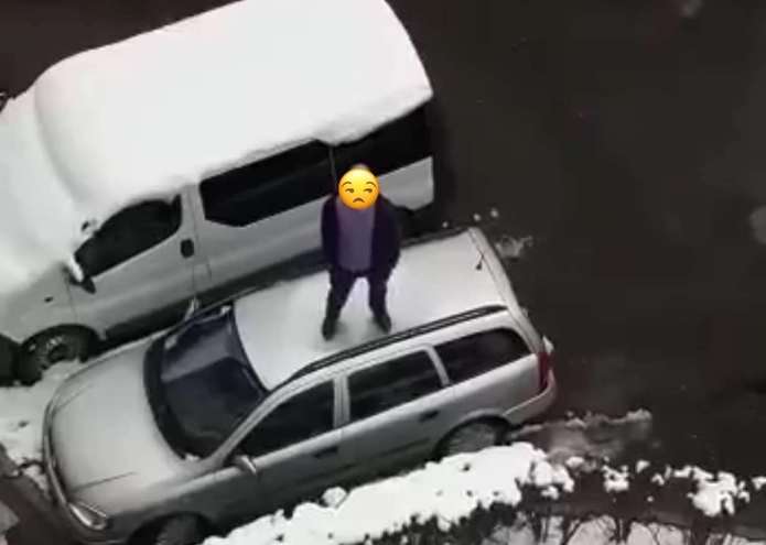 П'яний чернівчанин стрибав на даху сусідського автомобіля
