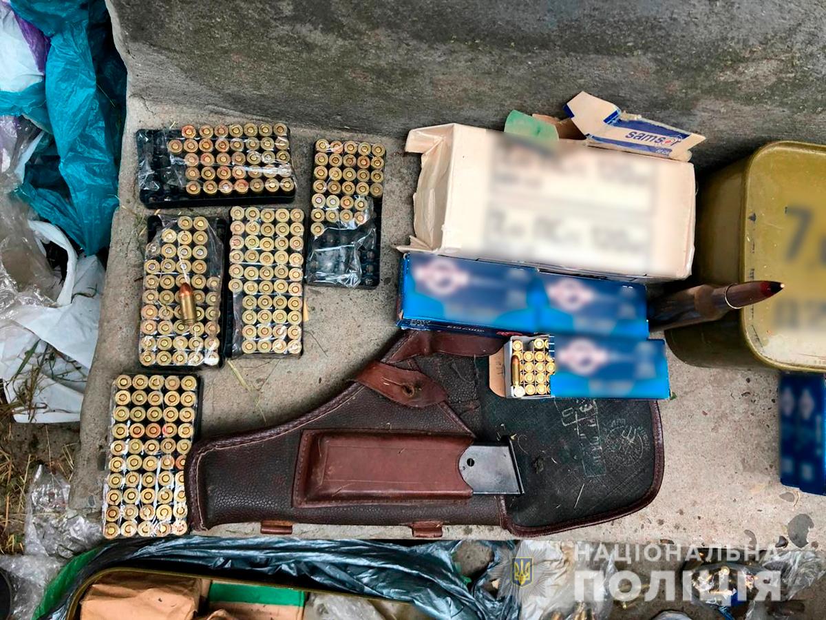 Збували наркотики і зброю: у Чернівецькій області викрили дві банди 