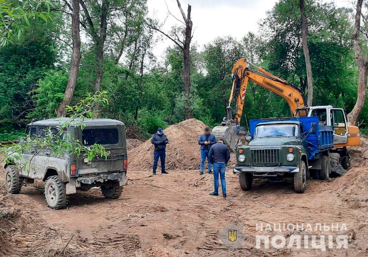 Мешканець Красноїльська екскаватором видобував піщано-гравійну суміш біля Малого Серету у селі Буденець і завантажував її в «ГАЗ-53»