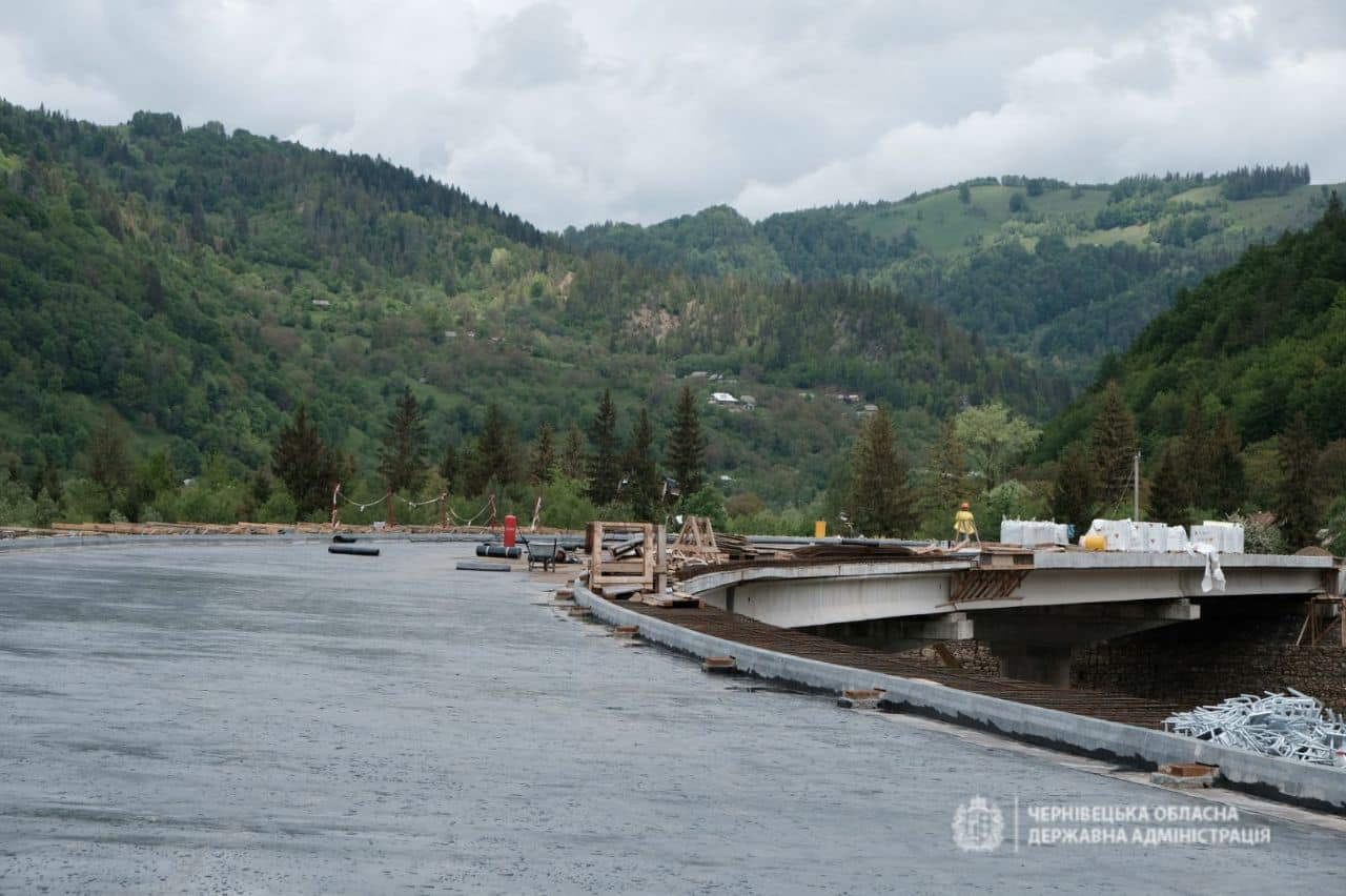 Розпочато асфальтування мосту через річку Черемош у селі Розтоки Путильського району, щоб відкрити туристичний потенціал регіону