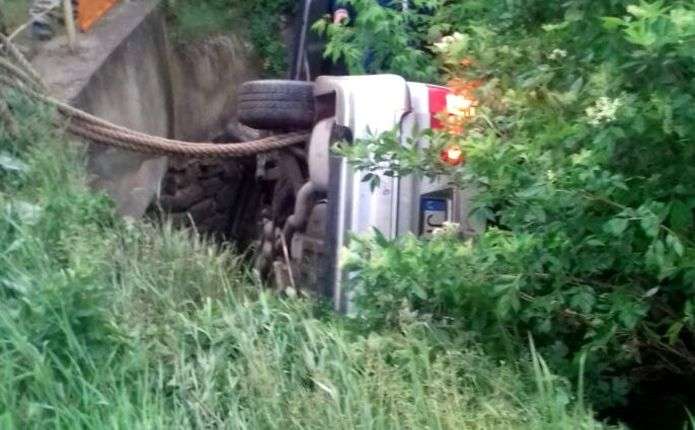 На Хотинщині п'яний водій перекинув свою машину з містка у шанець