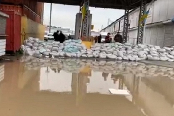 У Чернівцях підтопило перші ряди і дорогу до ринку 'Добробут', людей попереджають про другу хвилю затоплення (фото, відео)