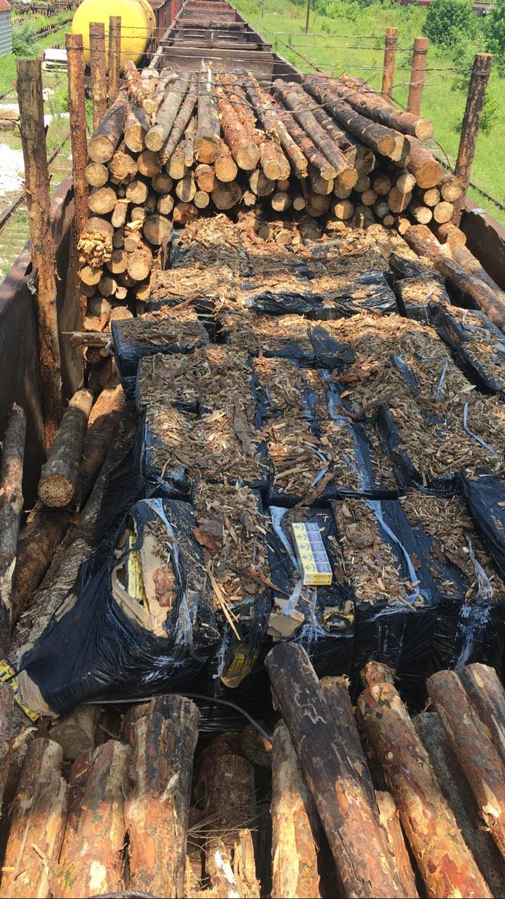 Під деревиною у вагоні виявили 50 ящиків сигарет загальною вартістю 750 000 гривень 