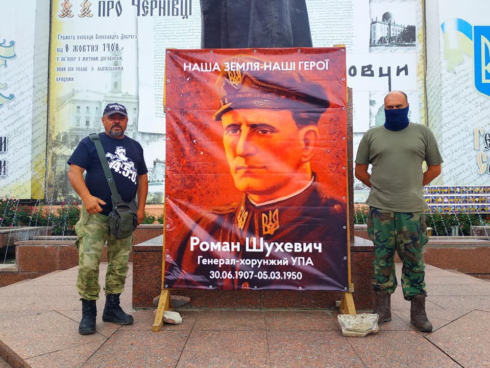На Центральній площі Чернівців розгорнули банер із зображенням Романа Шухевича на честь дня його народження