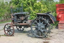 На Буковині шахраї продали лісгоспу старий трактор за понад півтора мільйона гривень