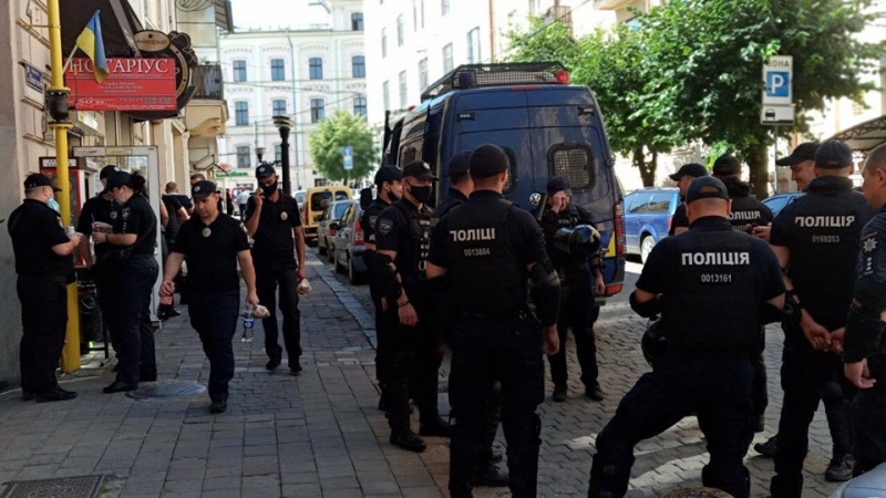 До Чернівецької міської ради стягнули посилені наряди поліції: чи то через пікет, чи то через замінування 