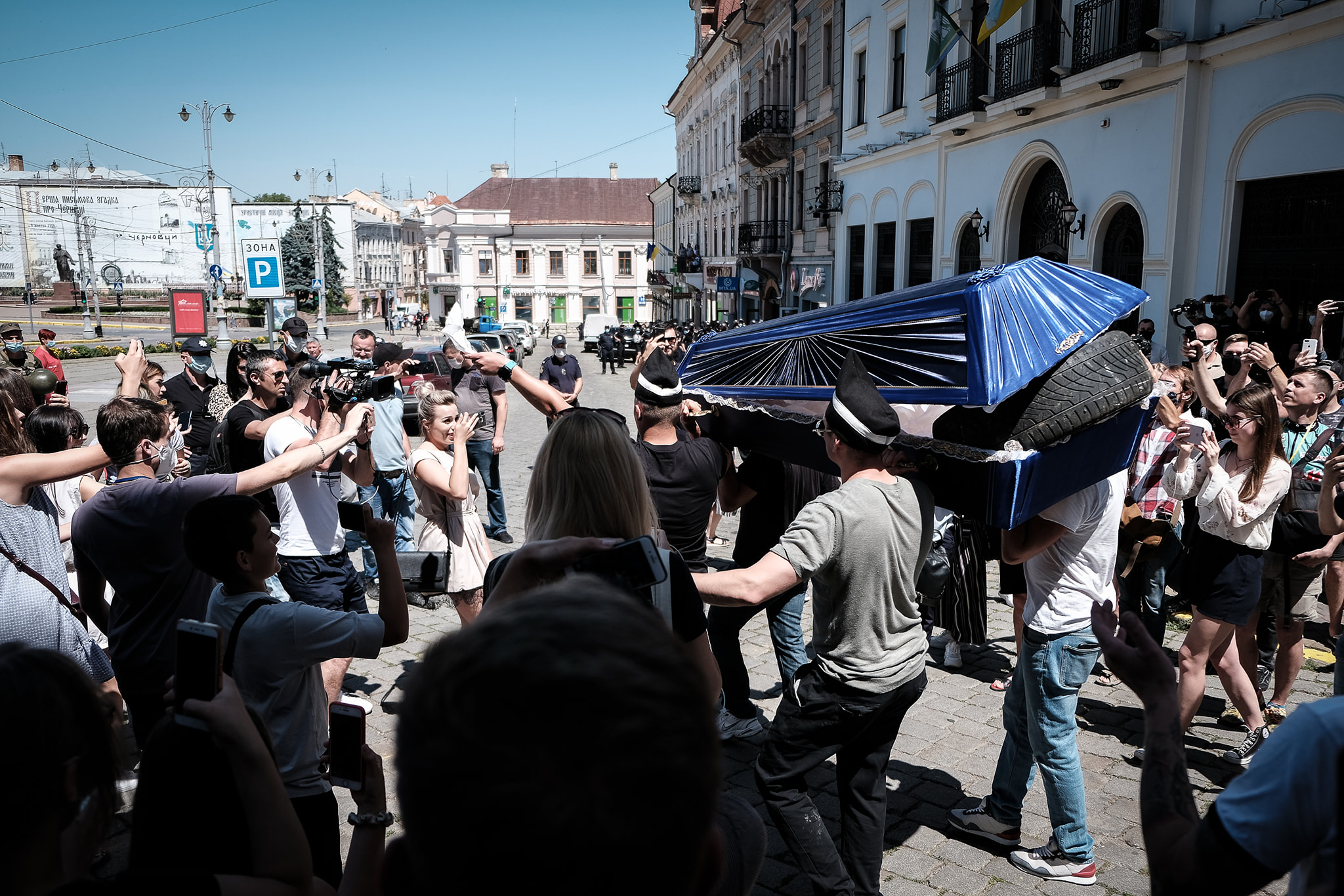 'Похорони дороги у місті':  з'явилося відео масштабного протесту із труною і шинами у Чернівцях  