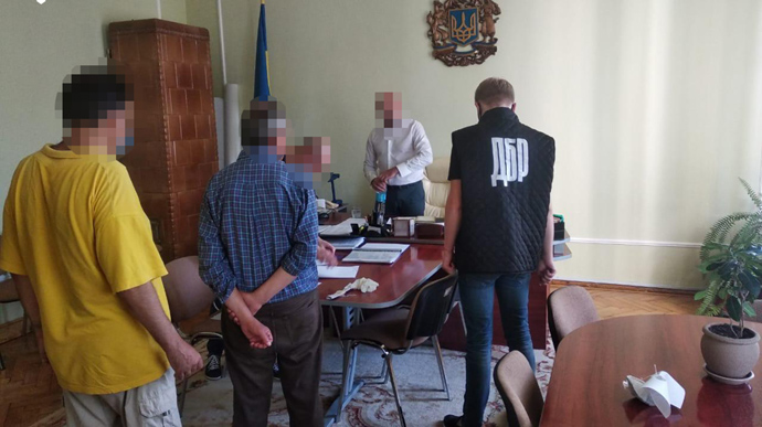 ДБР затримало чиновника Чернівецької ОДА: взяв 'відкат' за тендер