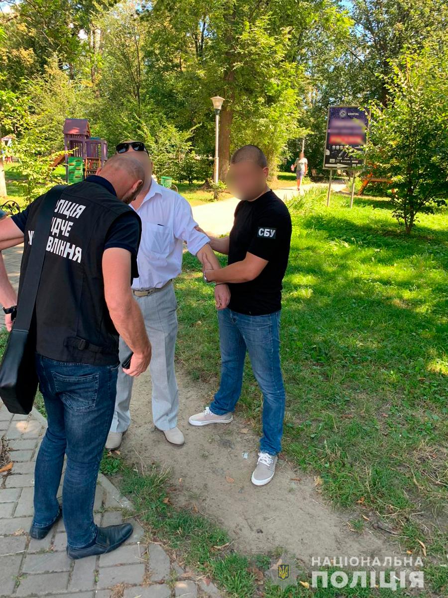 На Буковині під час отримання хабара викрито адвоката, який обіцяв відмазати п'яного за кермом