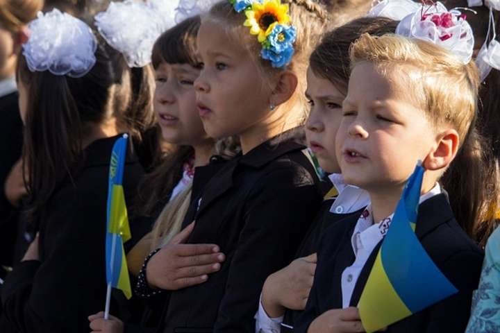 Олександр Пуршага пропонує, щоби окрім виконання гімну у школах Чернівців запровадили молитви