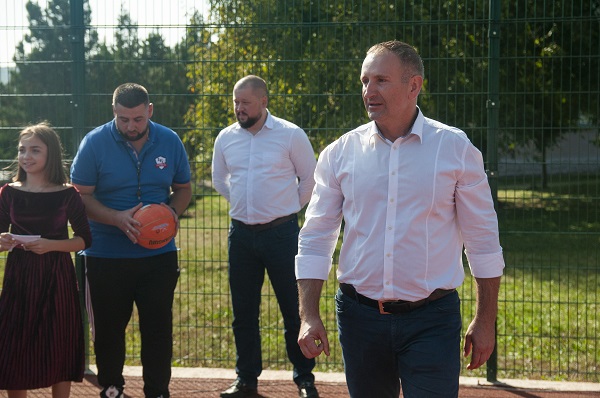 У ЗОШ №25 за ініціативи Віталія Михайлішина  відкрили сучасний баскетбольний майданчик