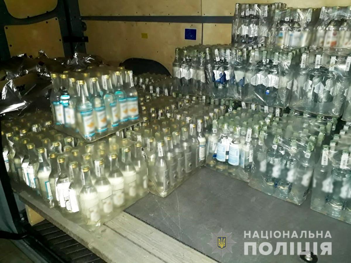 На Буковині виявили підпільний склад фальсифікованого алкоголю і цигарок приблизно на пів мільйона гривень