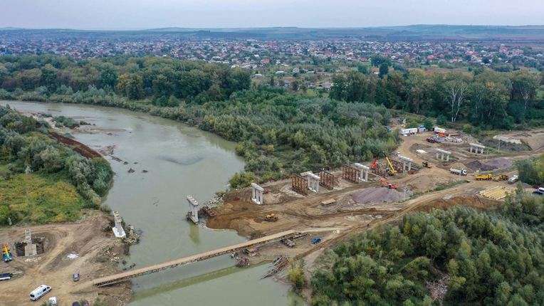У Осачука показали будівництво мосту в Маршинцях з висоти пташиного польоту