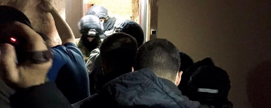 На Буковині затримали групу людей, яка продавала зброю – поліція