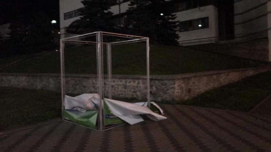 У Чернівцях украли агітаційний куб і дві агітаційні палатки 