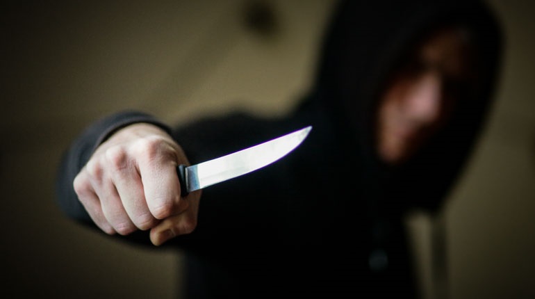 У Чернівцях двоє невідомих вдарили ножем у шию 28-річного чоловіка на порозі дому